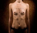 Obrázek vyhublé nahé ženy