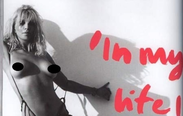 Snímek Courtney Love stojící nahá u zdi