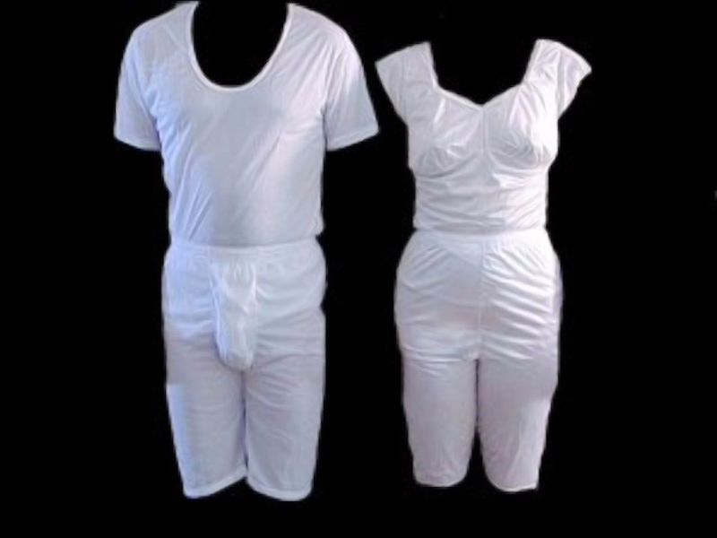 Fotografie bílého spodního prádla pro muže a ženy