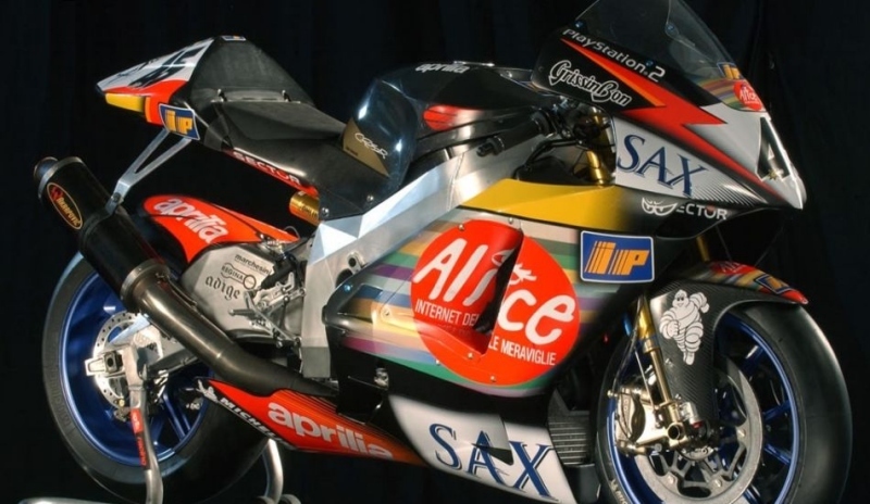 Detailní záběr motocyklu Aprilia RS Cube