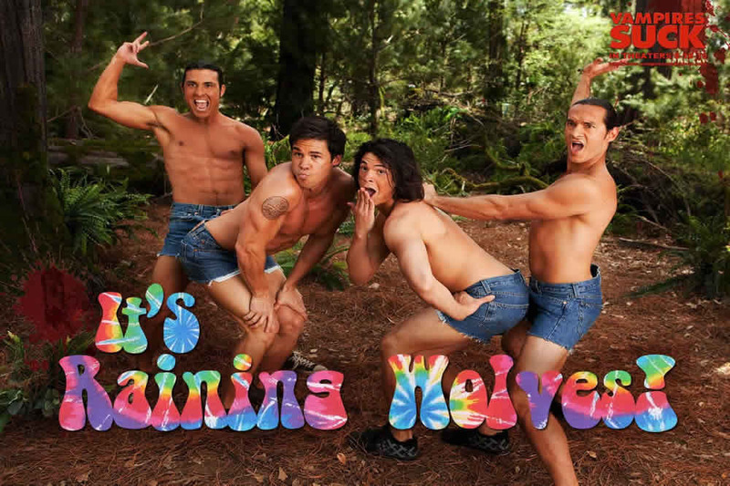 Fotografie čtyř mužů v lese v džínových kraťasech