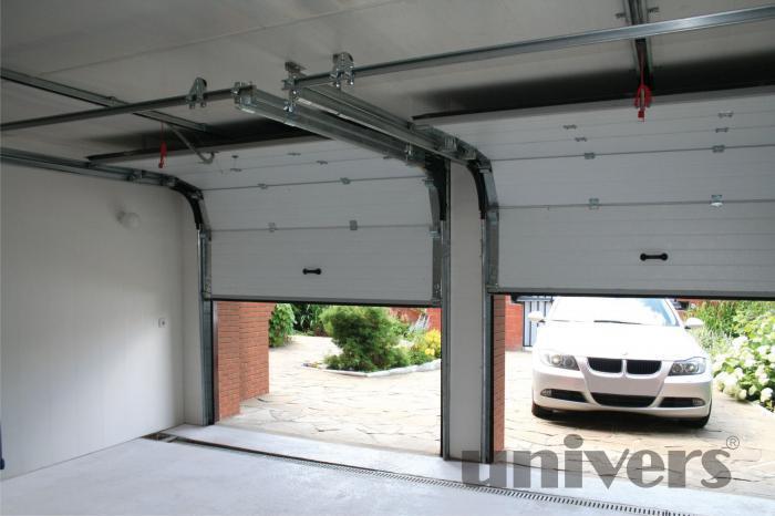 Snímek zobrazuje pootevřená garážová vrata