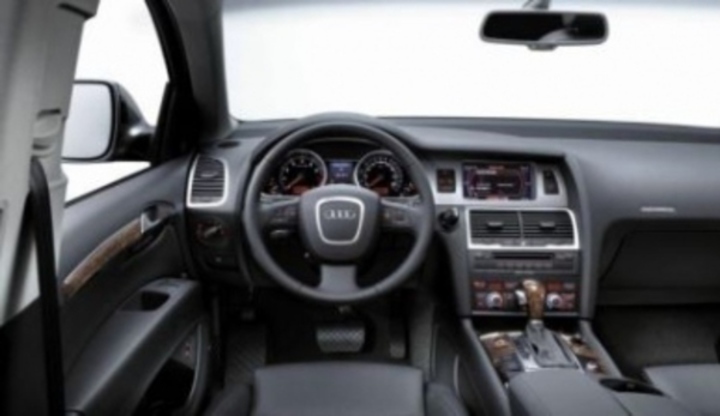 Osobní automobil značky Audi Q7 a pohled na vnitřní interiér