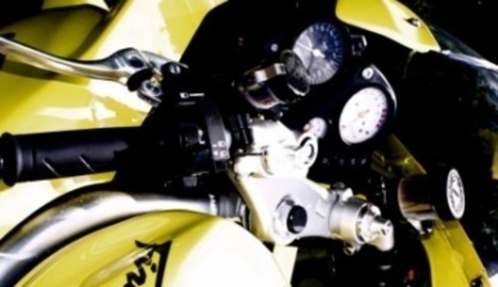 Záběr na přední budíky závodního motocyklu