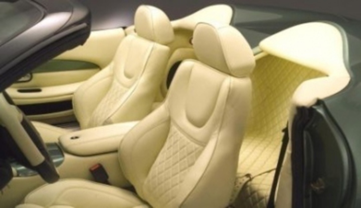 Osobní automobil Aston Martin Zagato a pohled na vnitřní interiér