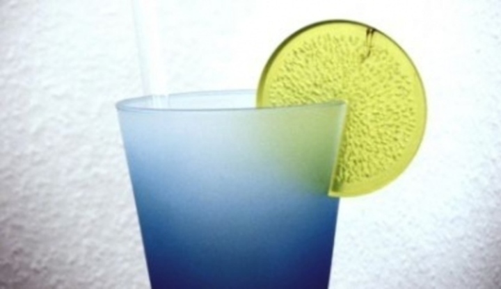 Snímek zachycující koktejlovou sklenici ozdobenou plátkem limetky