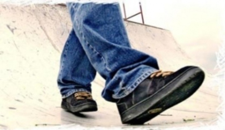 Fotografie zobrazující pánskou obuv při chůzi
