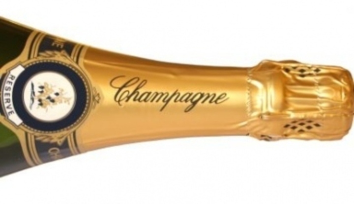 Fotografe zobrazující hrdlo šampaňského