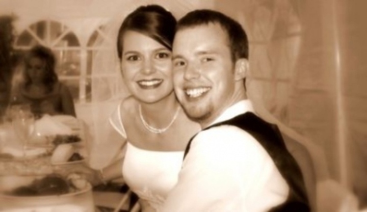 Černobílá fotografie novomanželského páru
