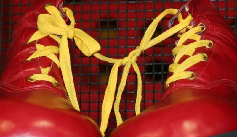 Fotografie červených bot se žlutými tkaničkami