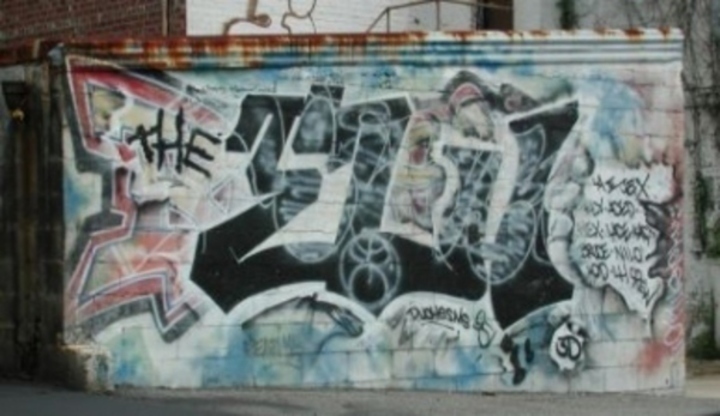 Fotografie zachycující graffiti na stěně