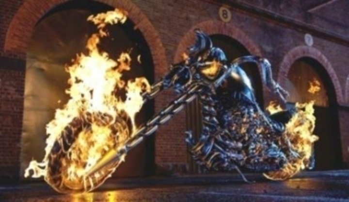Snímek zachycující motorku z amerického filmu Ghost Rider