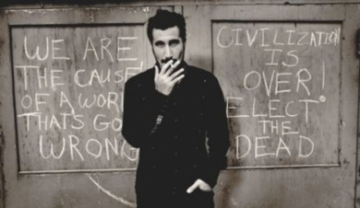 Zpěvák Serj Tankian na černobílé fotografii