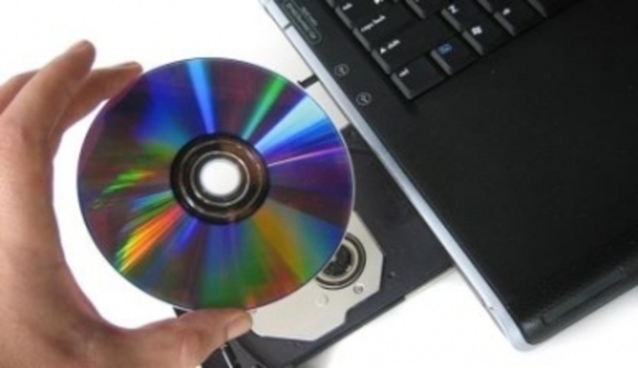 Detail na CD disk při vkládání do notebooku