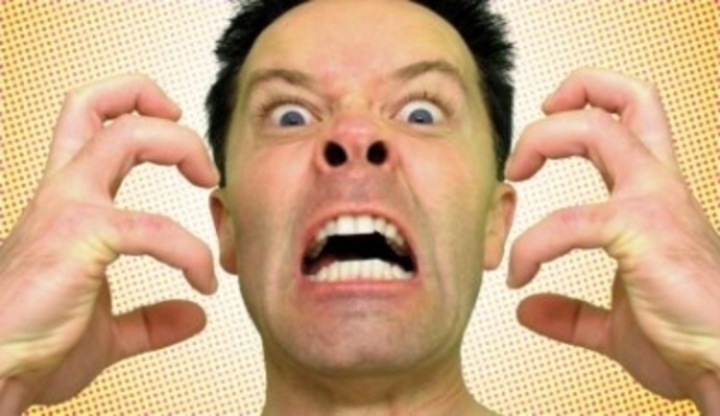 Snímek zachycující křičícího muže