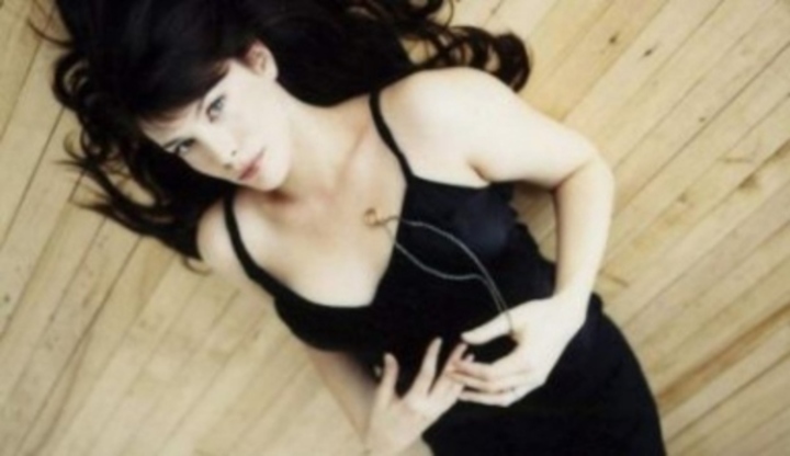 Herečka Liv Tyler ležící na podlaze