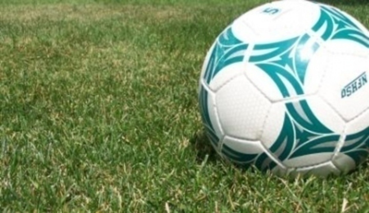 Detailní záběr na fotbalový míč stojící na fotbalovém hřišti