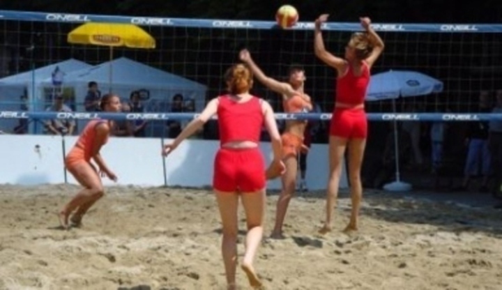 Fotografie zachycující plážový volejbal