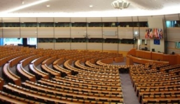 Fotografie zachycující prázdný parlament