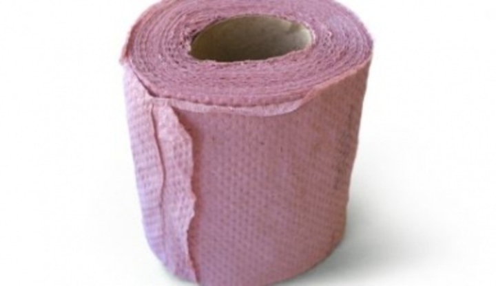 Fotografie růžového toaletního papíru
