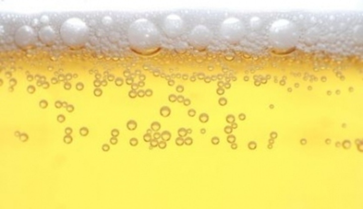 Fotografie zachycující pěnu piva