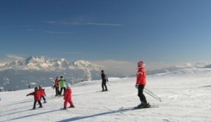 Fotografie zachycující lyžaře na svahu