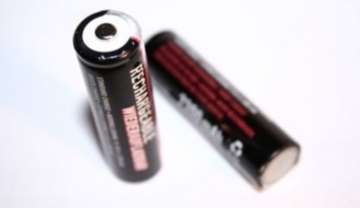 Fotografie dvou tužkových baterií