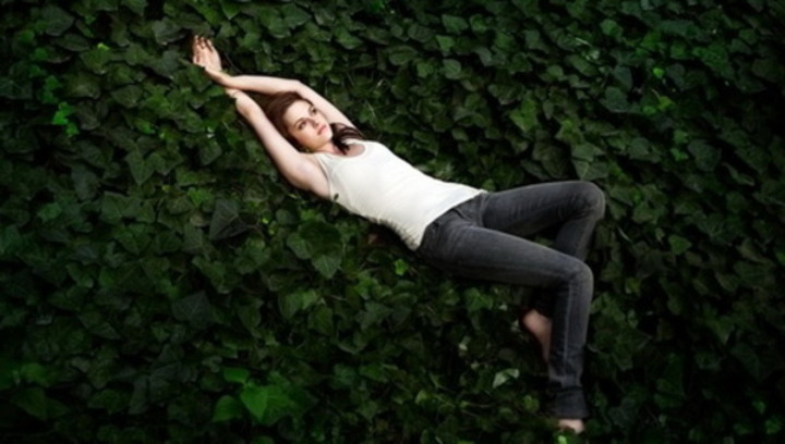 Fotografie ženy ležící v trávě