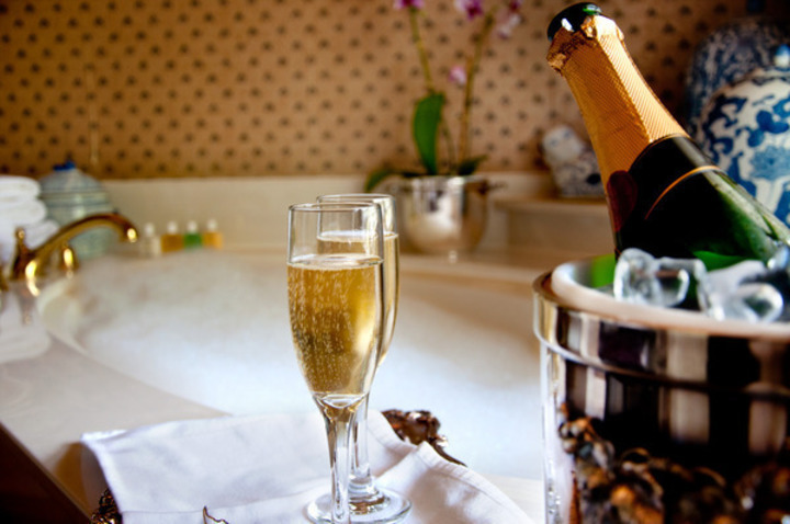 Fotografie šampaňského a dvou skleniček na víno