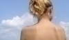 Fotografie blond ženy, která je otočená zády