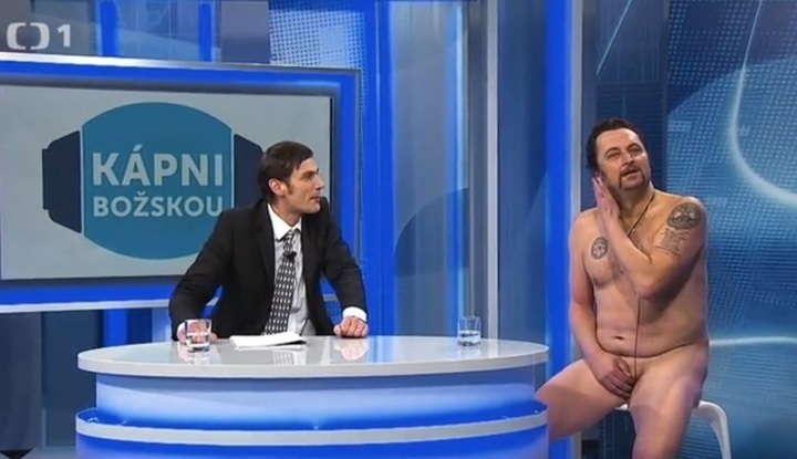Pečený sněhulák - scéna s nahým mužem ve zprávách