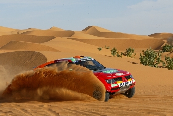 Auto v písečných dunách při Rallye Dakar