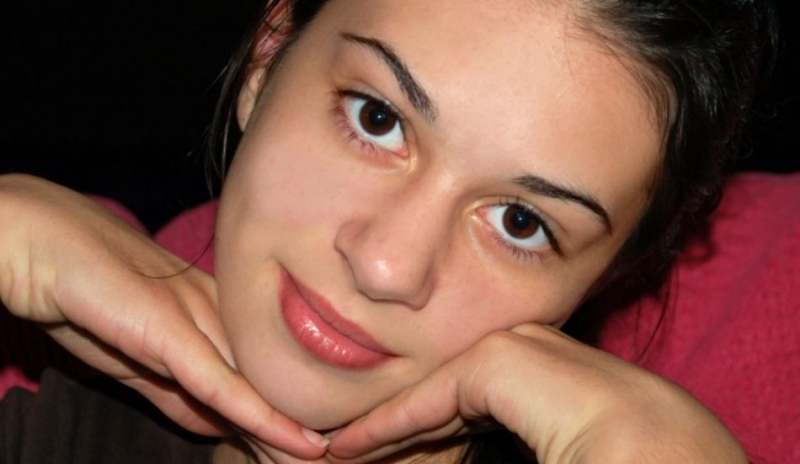 Fotografie ženy s detailním záběrem obličeje 