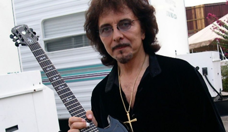 Britský kytarista Tony Iommi stále inspiruje a naštěstí i točí desky, teď s Glennem Hughesem