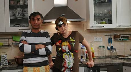 Ukázka z filmu Líbáš jako bůh s  Kaiserem a Holubovou jak stojí v kuchyni
