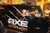 Hanka v Hummeru s reklamou na AXE