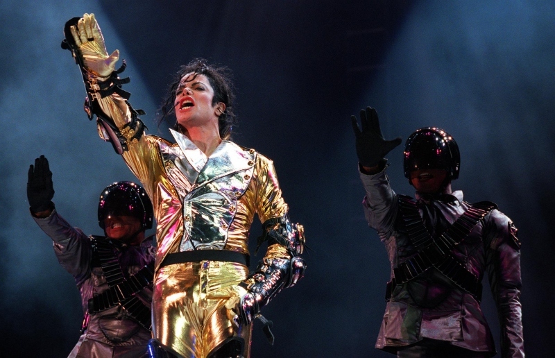 Michael Jackson ve zlatém kostýmu