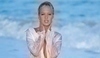 Modelka Zuzana Belohorcová pózující v bílé halence u moře
