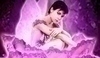 Alyssa Jayne Milano ve fialkových šatech sedící ve svítícím fialovém květu