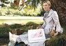Renée Zellweger sedí v přírodě pod stromem