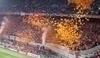 Fotografie rozbouřeného publika během fotbalového zápasu