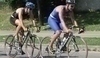 Fotografie dvou cyklistů 