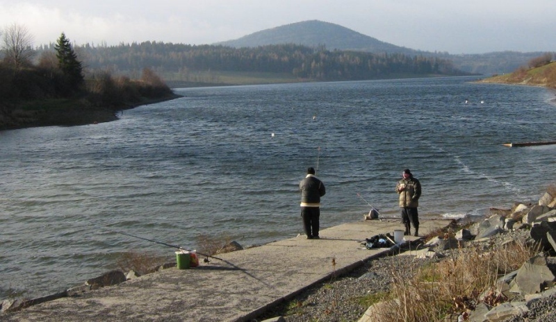 Fotografie dvou rybářů na Slezské Hartě