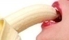 Červené rty kousající banán