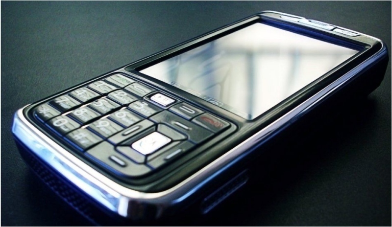 Snímek zobrazující odolný mobilní telefon