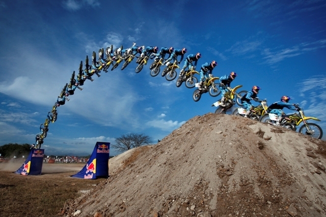 Fotografie zobrazující freestyle motocross