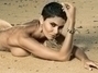Vlaďka Erbová ležící nahá na písku