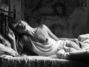 Kate Moss s cigaretou v posteli ukázala prso