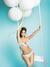 Žena s bílými balónky na houpačce