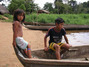 Fotografie dvou chlapců sedících na loďce